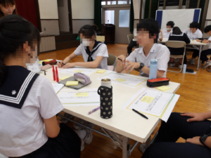 生徒がグループでアイデアを話し合う様子