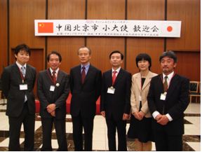 駐日中国大使、その右隣は北京訪日団団長