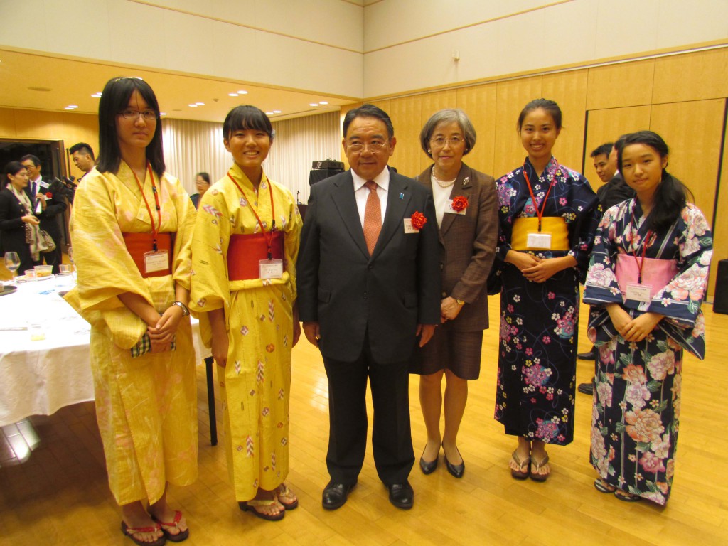 日本大使館にて木寺大使夫妻と（小さいメモリ）