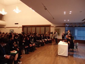 日本大使館にて山本公使に質問をする本校生徒