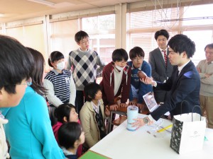 カカオを砕いてチョコレートに