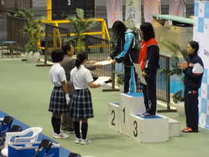 本校水泳部ＯＢ小宮山さん（東京都高体連水泳専門部部長）より授与されました