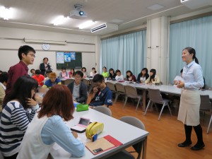 生徒の質問に答える王さん