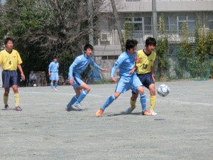 中盤での激しい競り合い