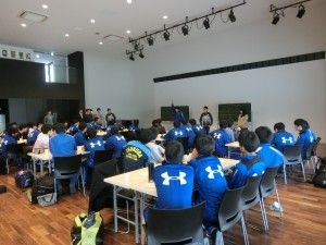 桐陰会館での交流会。サッカークイズ大会で盛り上がる